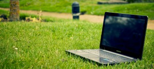 laptop-notebook-grass-meadow-quelle pexels CC0 public domain